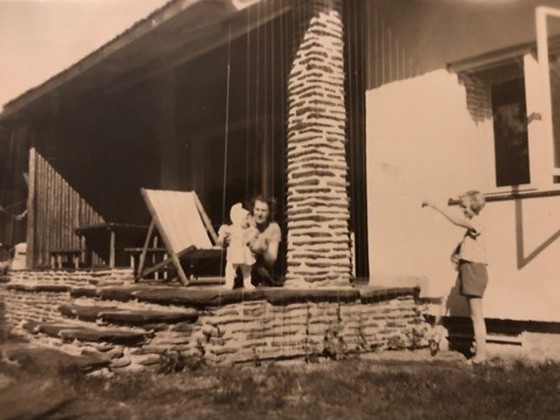 vitt stenhus, terras, barn, en kvinna