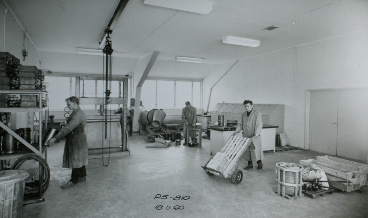 Betonilaboratoriossa mittausvälineitä ja miehiä