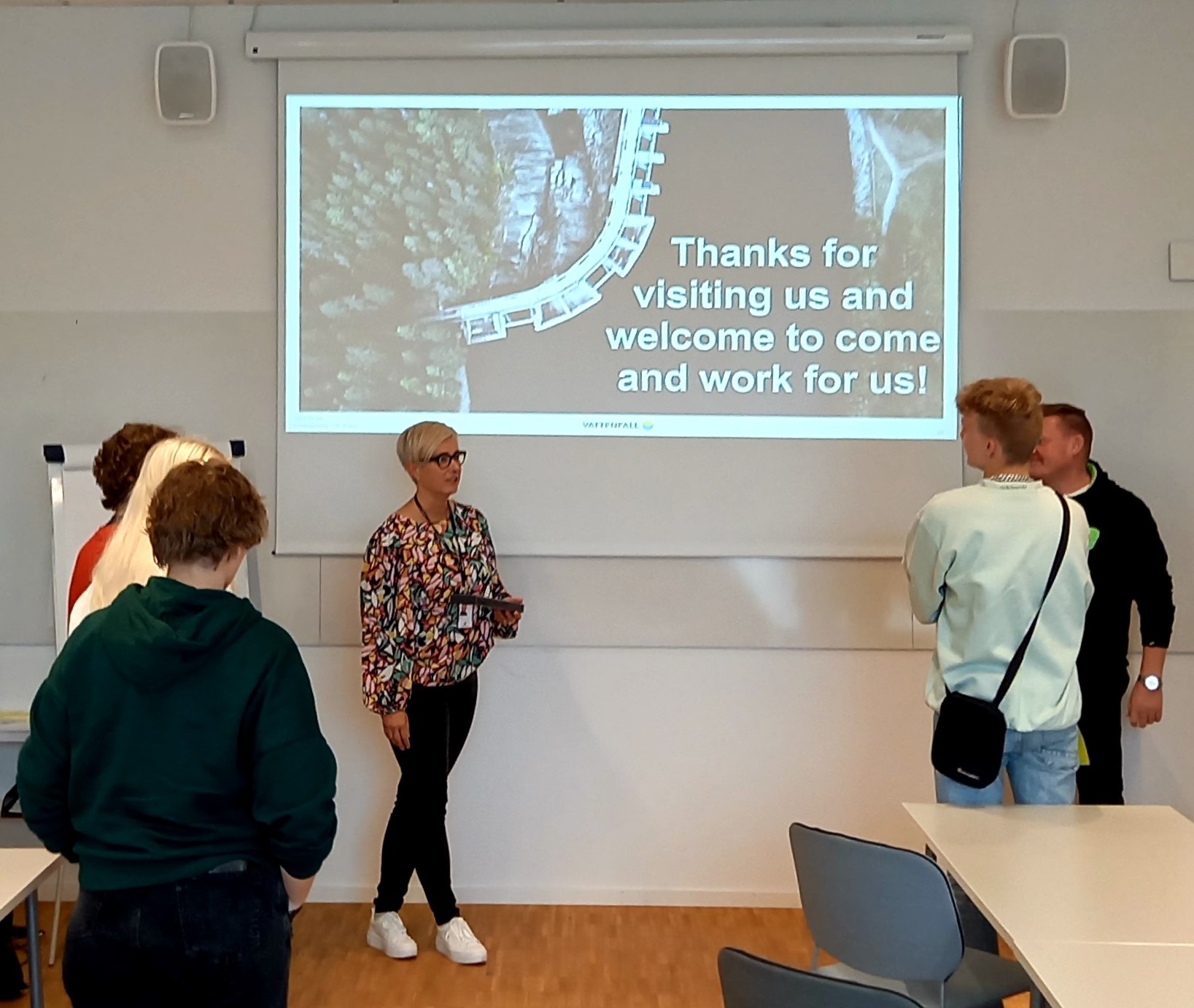 Seisovia ihmisiä ja kuva sisätilassa 