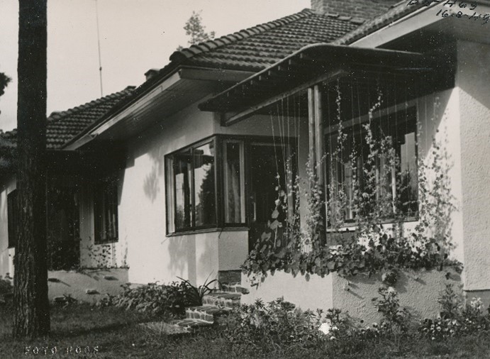 Valkoiseksi rapatun rivitalon terassi